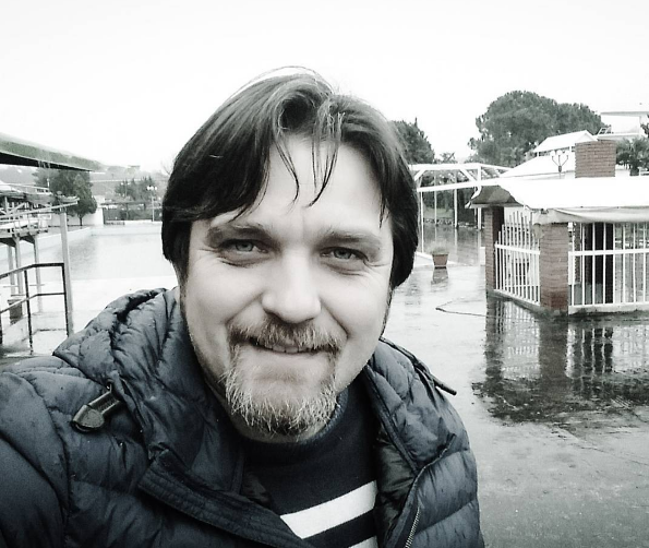 “Të dalim njëherë pa burrat se ata dalin çdo natë”. Urimi i Jul Dedës do ju shkrijë së qeshuri (FOTO)