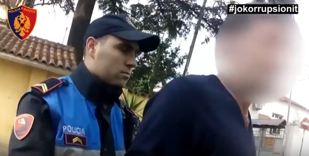 VIDEO/ Polici: Do me m’korruptu? Shoferi: Po më fal për Zotin!