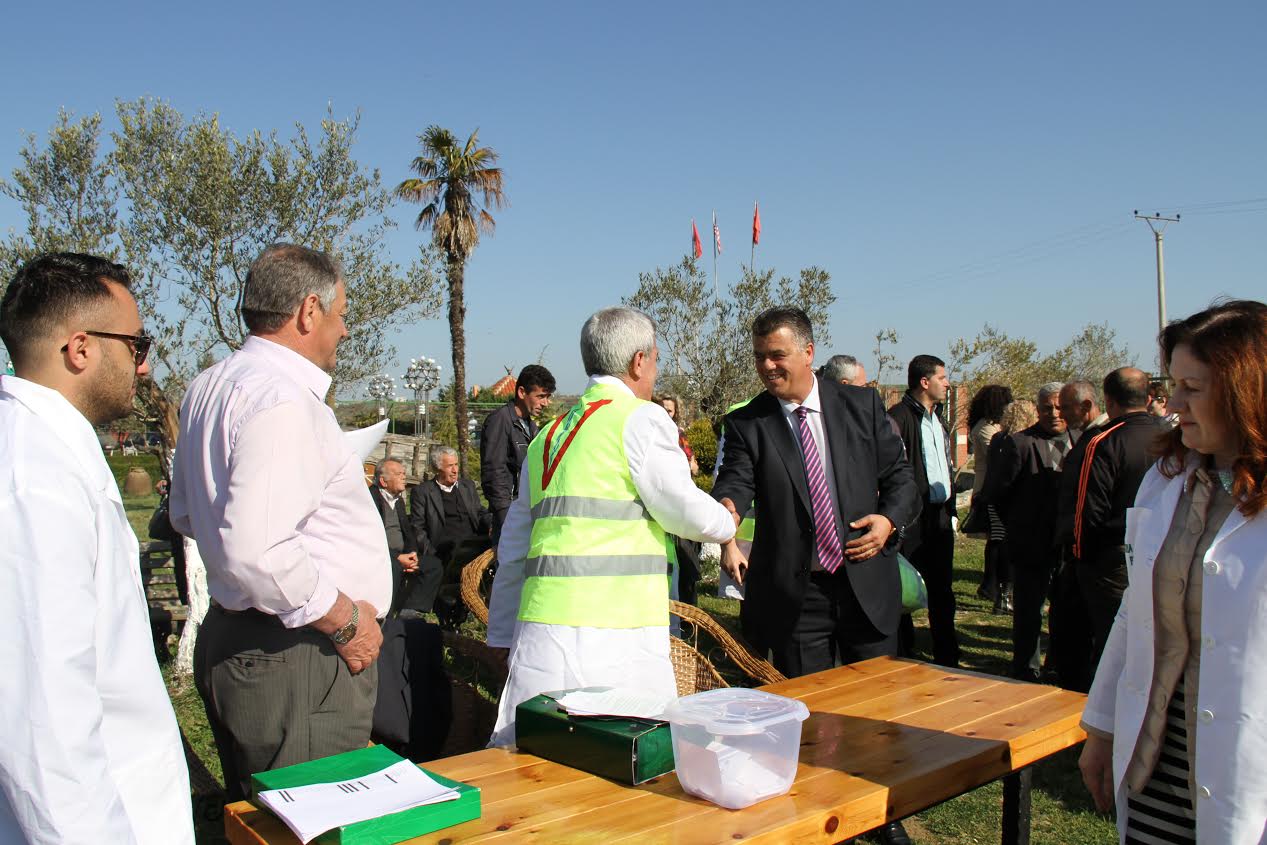 Përfundon kompensimi në Durrës, ministri Koka u shpërndan lopët fermerëve