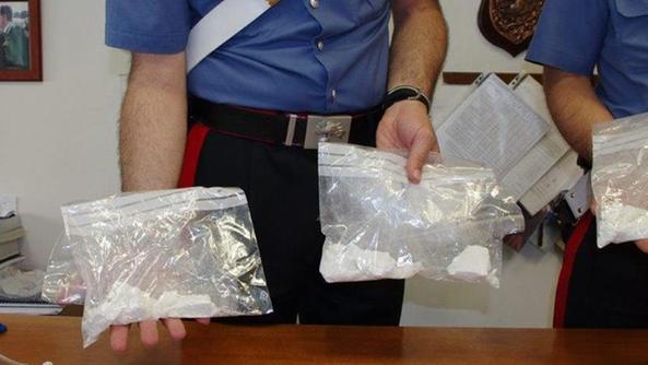 Dy korrierë shqiptarë kapen me 3.5 kg kokainë në makinën e modifikuar