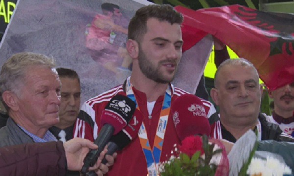 Kthehet kampioni, Smajlaj synon medalje në Botëror