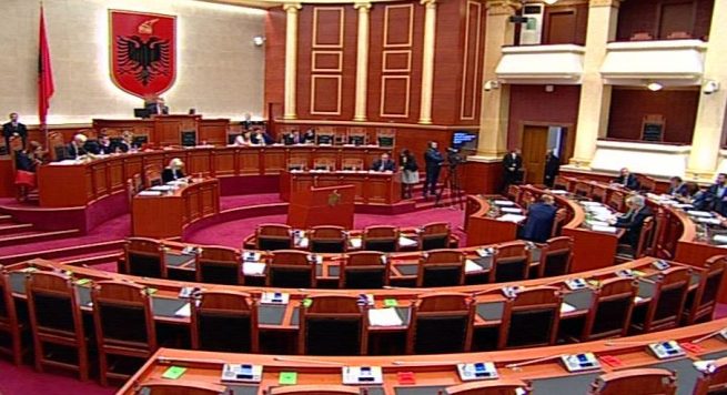 Betohen dy deputetë të rinj të Parlamentit