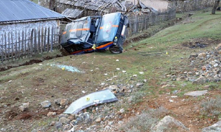 Makina del nga rruga, vdes një person