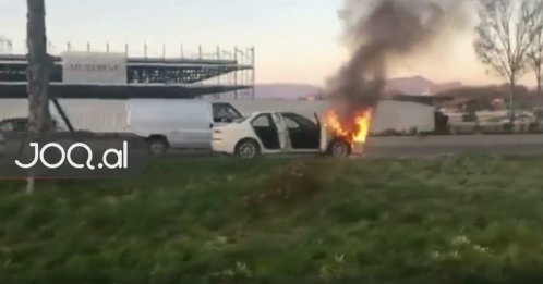 Makina përfshihet nga flakët, rëndohet trafiku në autostradën Tiranë-Durrës (VIDEO)