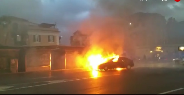 Qytetarët në panik në mes të Romës (VIDEO)