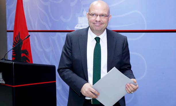 Shkarkimi i ministrave/ “Kollitje për të maskuar por..ën”