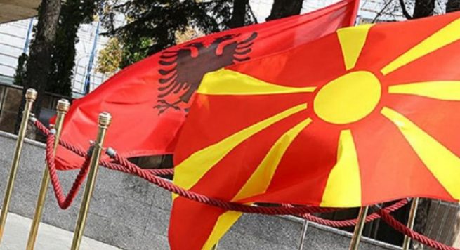 Jo të gjithë maqedonasit e urrejnë gjuhën shqipe! Ja ç&#8217;bëjnë të rinjtë