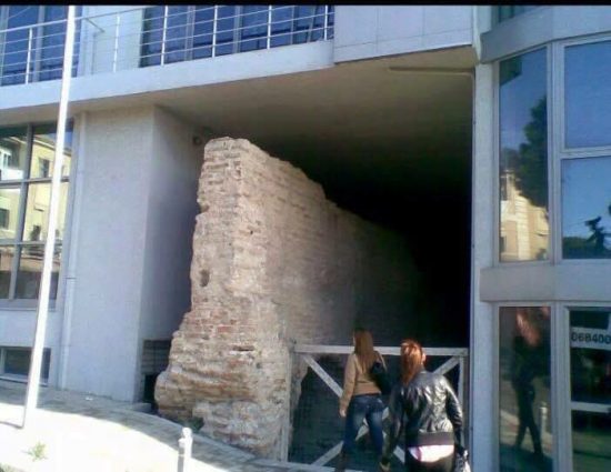Ish- kryebashkiaku i Durrësit: E vërteta e lejes së ndërtimit mbi murin antik