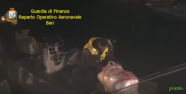 Pamjet e kapjes së 800 kg kanabis në Itali, vlera 8 mln euro (VIDEO)