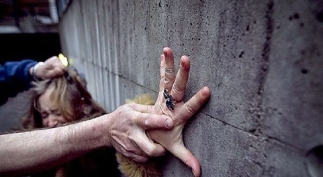 Ishte nisur drejt Durrësit, përdhunohet nga dy të rinj në bodrumin e një pallati