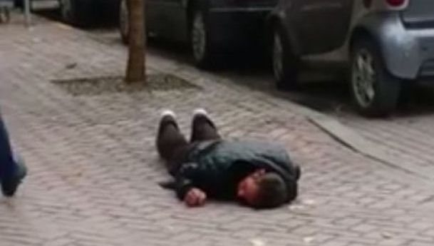Durrës, gjendet i shtrirë në rrugë një person tapë në alkool