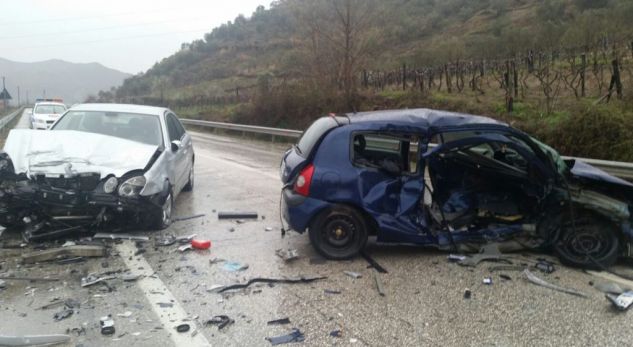 Aksident i frikshëm, shoferi nga Durrësi përplaset me Benz-in, 4 të plagosur rëndë (FOTO)