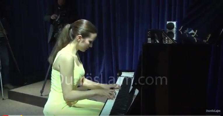 Pianistja austriake, koncert për publikun durrsak (VIDEO)