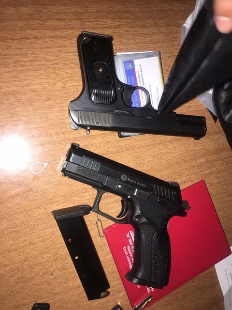 EMRAT/ Lëviznin me makinë luksoze të blinduar dhe pistoleta, arrestohen