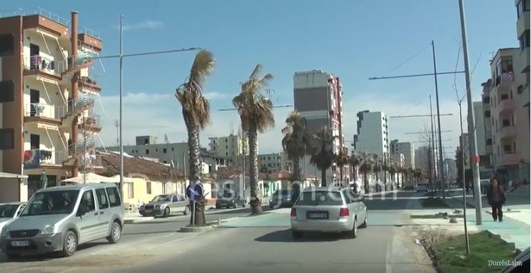 Pamjen e sotme të rrugës së plazhit në Durrës mund ta kishte evituar një njoftim i thjeshtë (VIDEO)