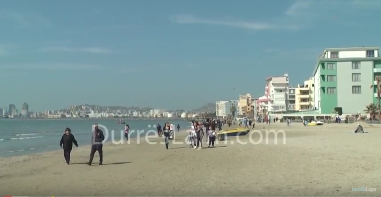 Plazhi i Durrësit kthehet në pedonale (VIDEO)