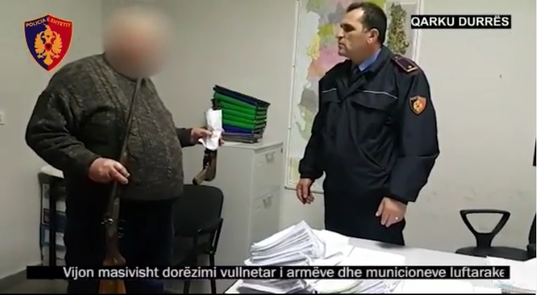 Durrës, rrëfimi i qytetarit: E mbaj armën prej 20 vitesh, pse vendosa ta dorëzoj (VIDEO)