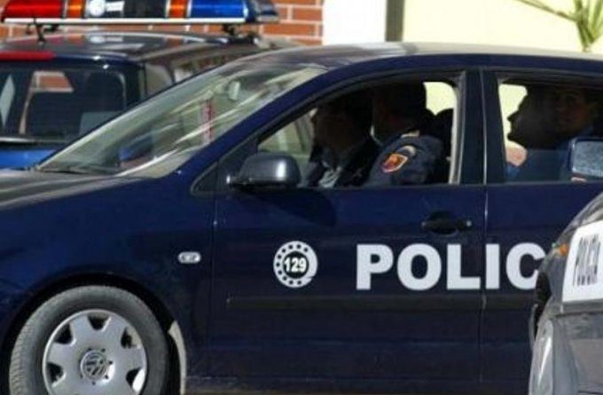 Shijak, bën “trimin” dhe godet policin, por e pëson keq