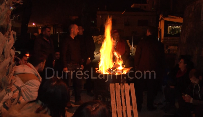 Ngacmuan një vajzë, plas grushti mes protestuesve në Durrës