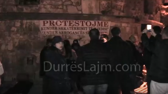 Policia e Durrësit: Shoqëria civile veshi bluza dhe kapele me stemën e PD