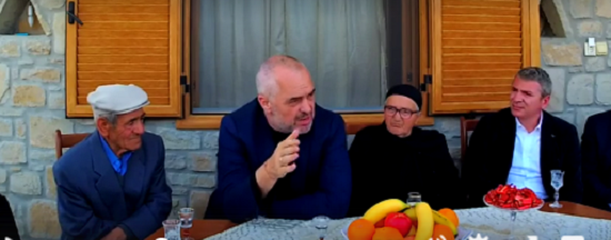 Rama ngre dolli me të moshuarit, në Facebook plas gallata (VIDEO)