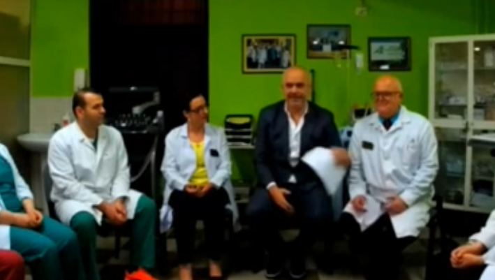 Rama shkon natën në Senatorium, shihni si ia merr letrën nga dora drejtorit (VIDEO)