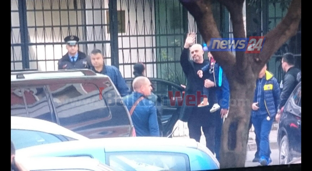 Rama i përshëndet me Zahon në krah, protestuesit e qëllojnë