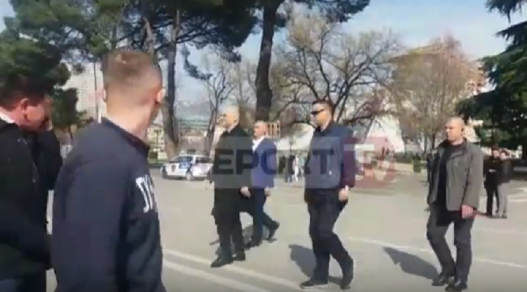 Rama kalon në këmbë afër protestuesve, ata shpërthejnë: O të q*** motrën (VIDEO)