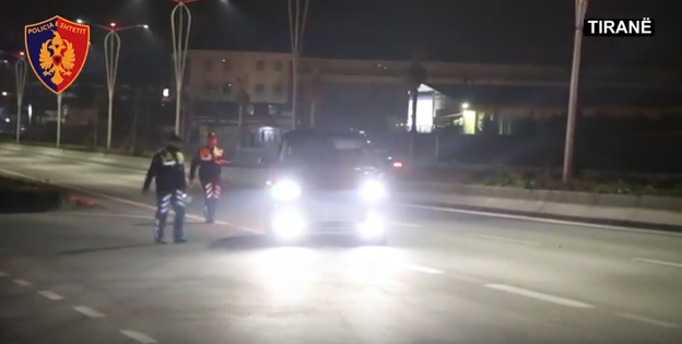 “Range Rover”-i me shpejtësi skëterrë në autostradën Tiranë-Durrës (VIDEO)
