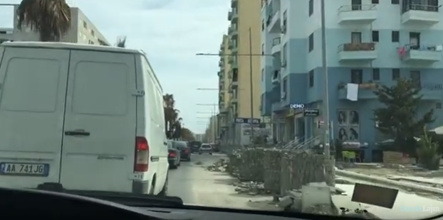 Plazhi i Durrësit në gjendje ‘lufte’ (VIDEO)