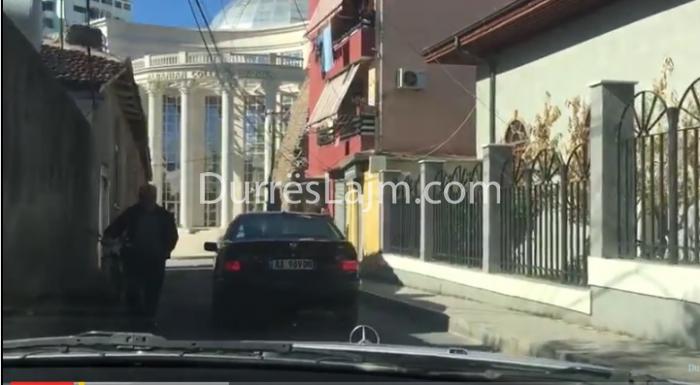 Kujdes kur kaloni nga kjo rrugë në Durrës, mos e bëni këtë gabim! (VIDEO)