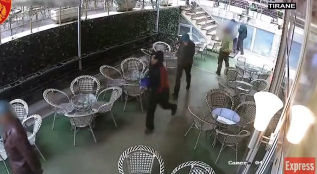 Policia kërkon ndihmën e qytetarëve për identifikimin e këtyre 2 personave, rrahën gazetarin (VIDEO)