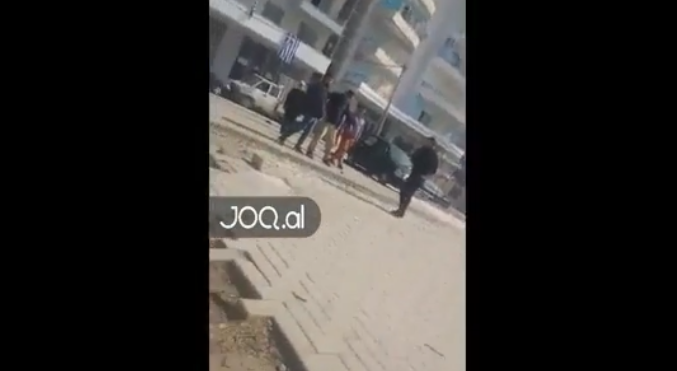 Sherr mes katër të rinjsh, goditet me hekur pas koke dhe mbetet pa ndjenja (VIDEO)