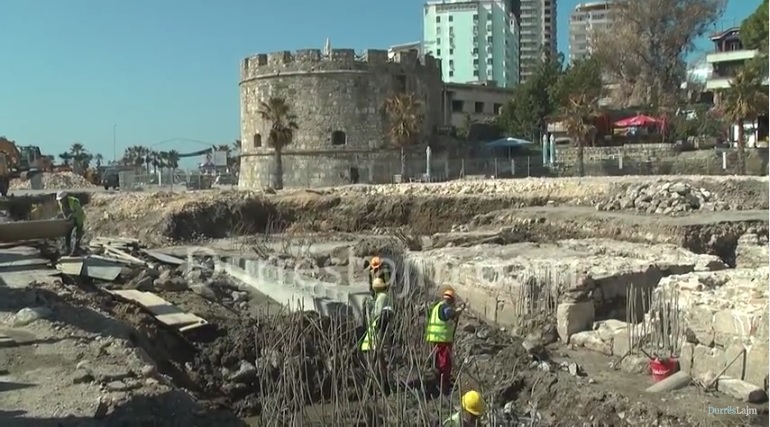 Arkeologët largohen nga sheshi, ja kush vendos tani për fatin e gjetjeve arkeologjike në Durrës (VIDEO)