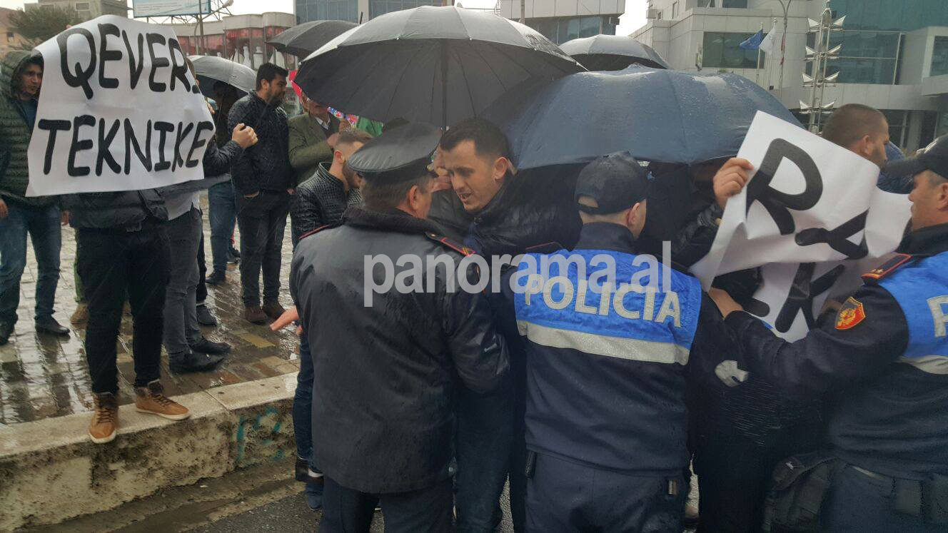 “Rama o plehrë kimike”, studentët përplasen me policinë