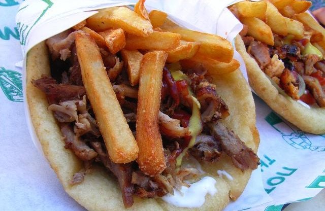 Shkon të blejë sufllaqe në Durrës, i shpifet nga ajo që gjen në fast-food (FOTO)