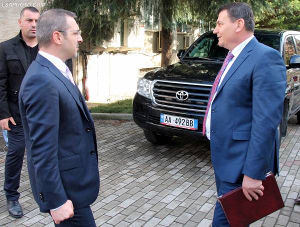 Zbulohet urdhri i Çakos/ ‘Ultimatum’ vartësve: Numrin e Saimir Tahirit…