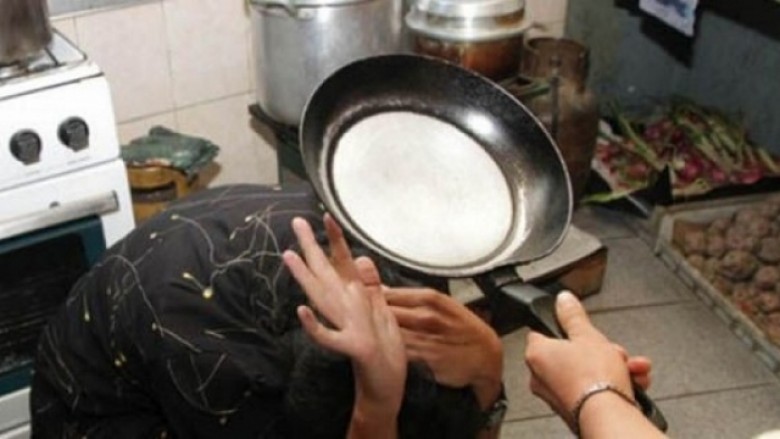 Nusja nga Shijaku rreh vjehrrën në shtëpi