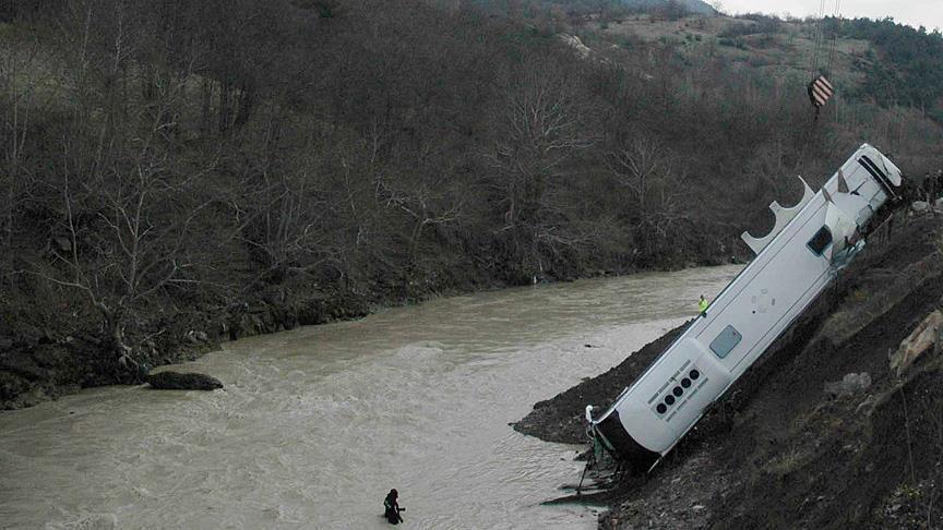 Aksident i rëndë/ Autobusi bie në greminë, 18 të vdekur