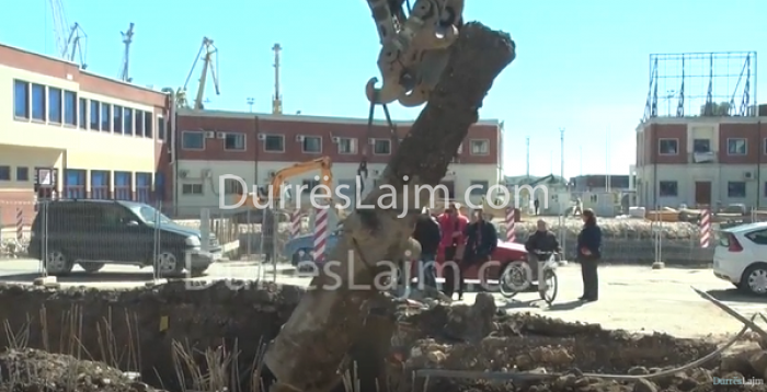 Ja si u hoqën topat e 1800-ës nga sheshi “Veliera” (VIDEO)