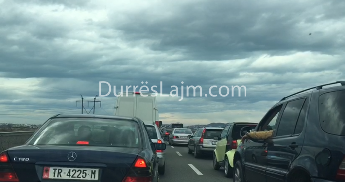 Punimet në autostradën Tiranë-Durrës, trafik super i rënduar (VIDEO)