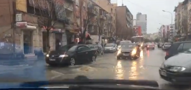 Përkeqësohet moti në Durrës, rëndohet trafiku (VIDEO)