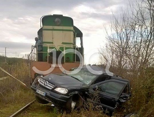 Treni përplaset me Benz-in, plagoset çifti (FOTO)
