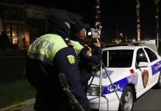 Me shpejtësi skëterre në autostradën Tiranë-Durrës, 3 patrulla policie ndalojnë Benz-in (VIDEO)