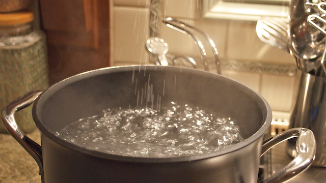 Durrës, sherr i rëndë në familje, babai djeg me ujë të nxehtë vajzën