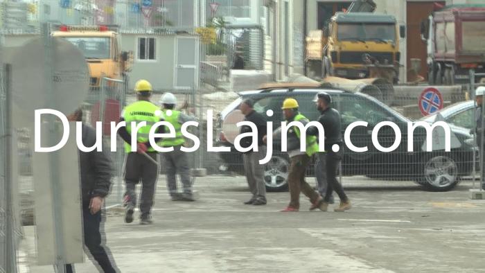 Plas sherri në sheshin “Veliera”, punëtorët e firmës dhe shoferët përplasen me gurë (FOTO, VIDEO)