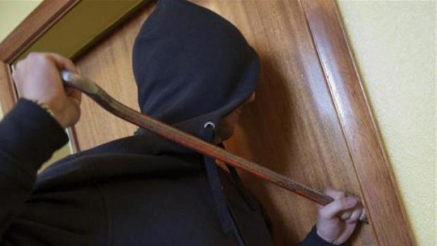 Durrës, shkon për të vjedhur në mes të natës, por i del huq