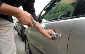 Durrës, hajdutët i vjedhin pronarit “Audi”-n pranë dyqanit