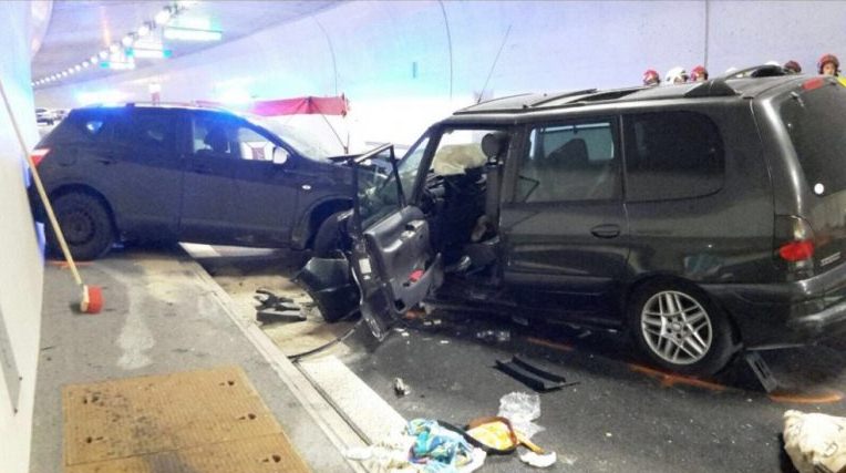 Shqiptari në korsinë e kundërt në tunel, shkakton aksident të rëndë me vdekje