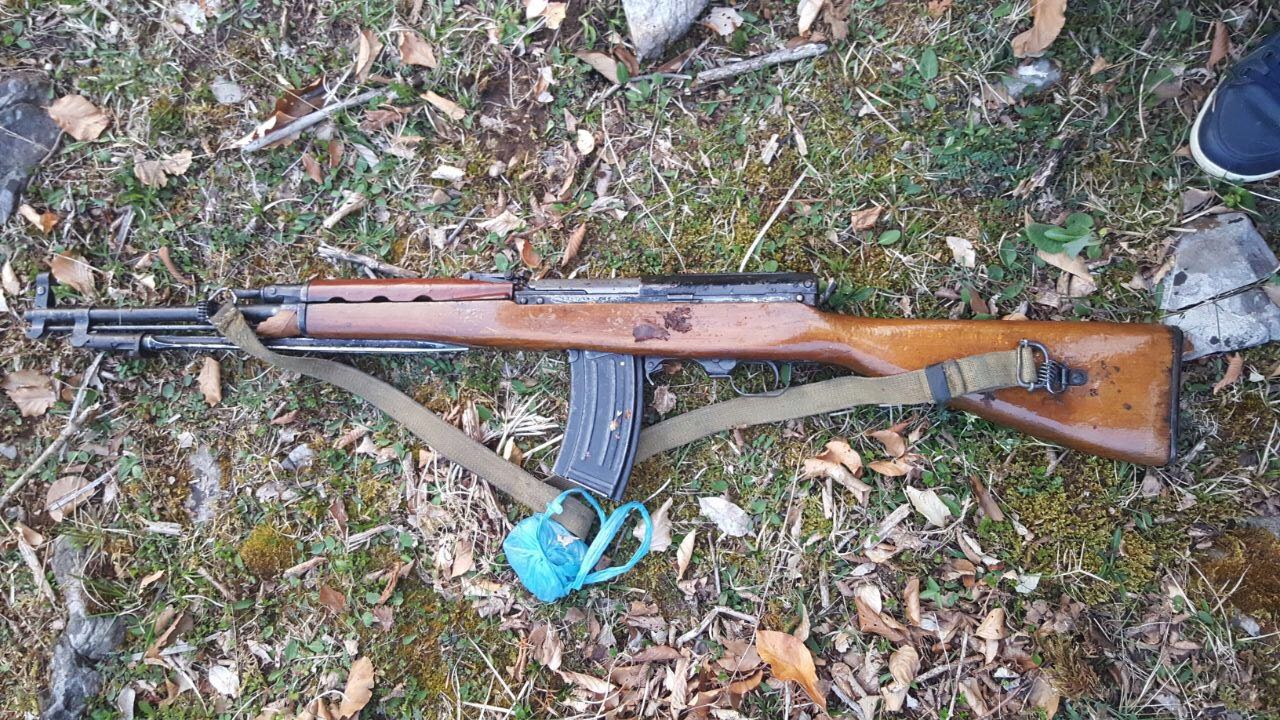 Pas sherrit, merr peng kushëririn dhe i vë kallashin në kokë, arrestohet